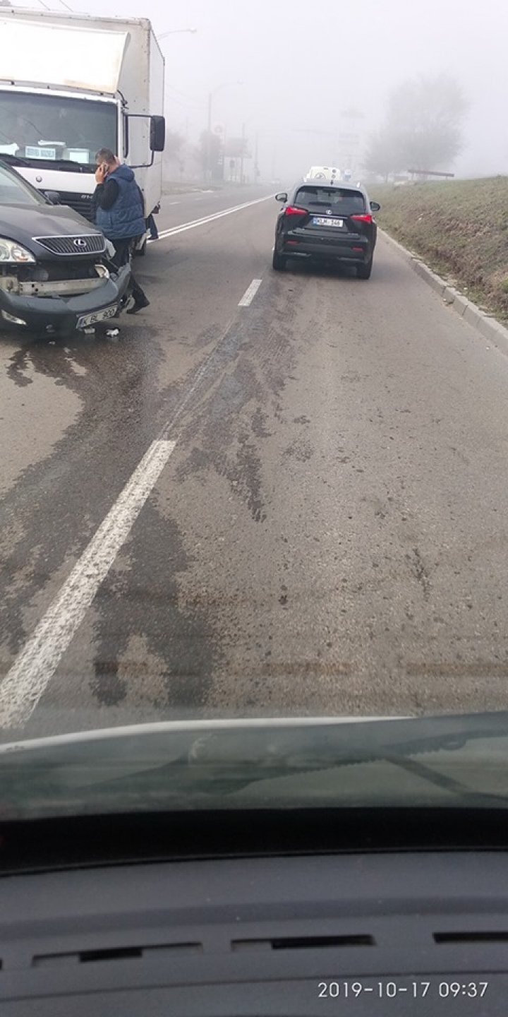 Accident în sectorul Ciocana al Capitalei. Un camion s-a ciocnit cu un autombil (FOTO)
