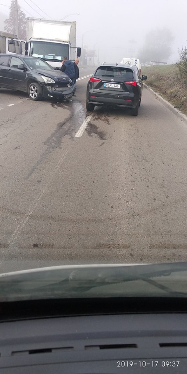 Accident în sectorul Ciocana al Capitalei. Un camion s-a ciocnit cu un autombil (FOTO)