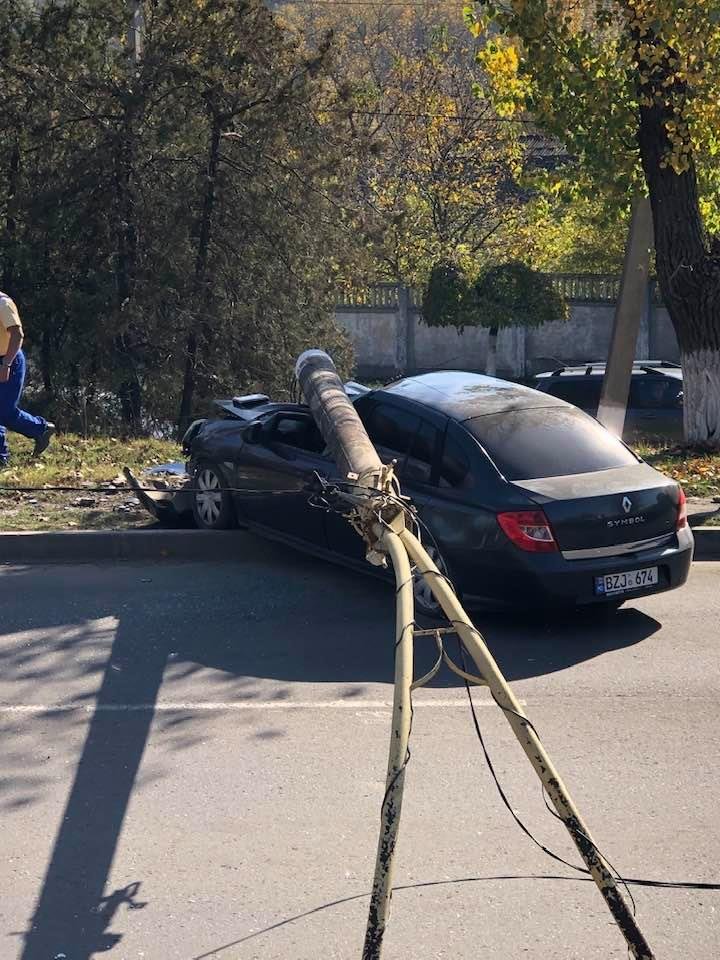 Un şofer a intrat cu maşina într-un pilon. Automobilul este grav avariat (FOTO)