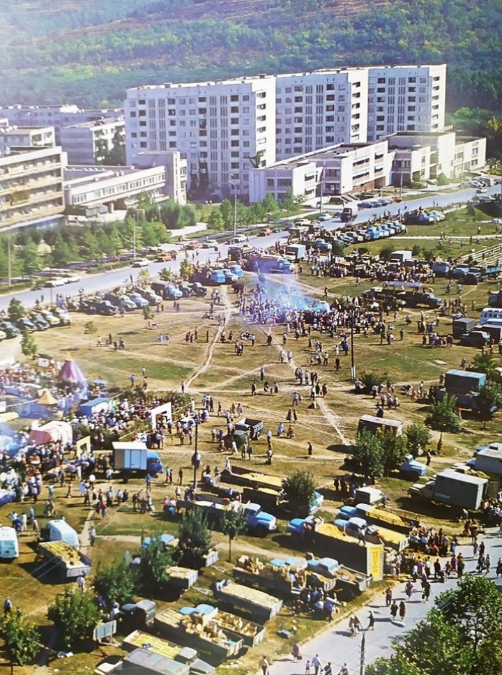 IMAGINE DE COLECȚIE. Cum arăta un iarmaroc din Capitală, în anii 80 (FOTO)