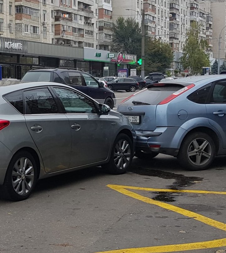 Accident în sectorul Botanica al Capitalei. Două mașini s-au ciocnit violent (VIDEO)