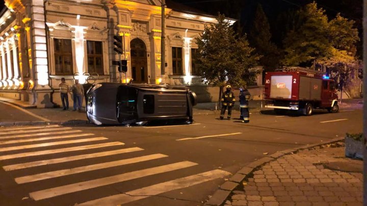 Noapte albă în Capitală. O maşină RĂSTURNATĂ, în urma unui ACCIDENT GRAV (VIDEO/FOTO) 