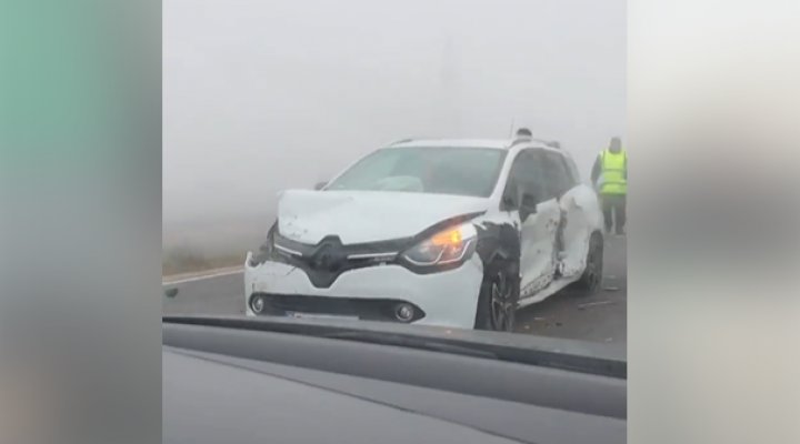 ACCIDENT ÎN LANŢ în raionul Hânceşti. Remorca unui camion, RĂSTURNATĂ (VIDEO/FOTO) 