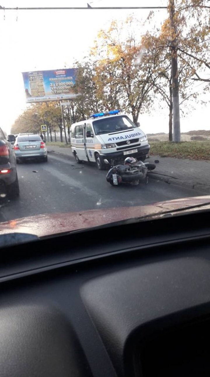 ACCIDENT GRAV în cartierul Telecentru. Un motociclist, lovit de o maşină (FOTO)