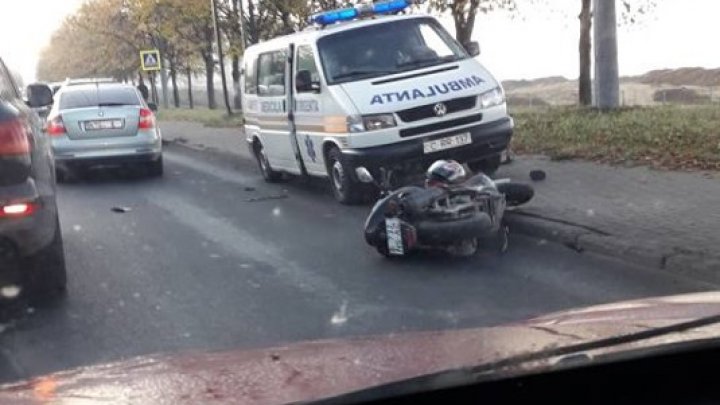 ACCIDENT GRAV în cartierul Telecentru. Un motociclist, lovit de o maşină (FOTO)