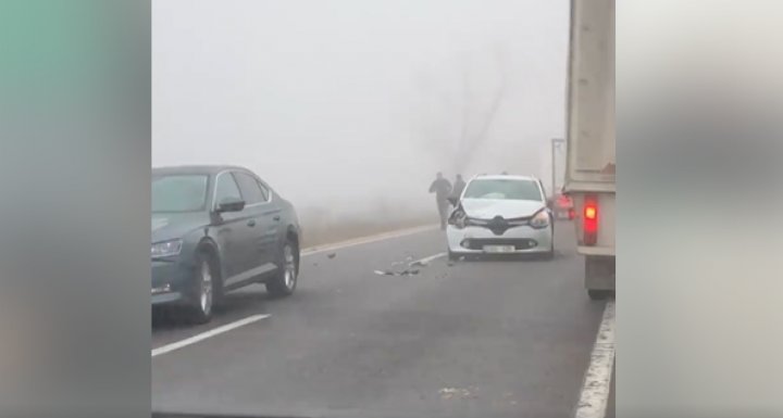 ACCIDENT ÎN LANŢ în raionul Hânceşti. Remorca unui camion, RĂSTURNATĂ (VIDEO/FOTO) 