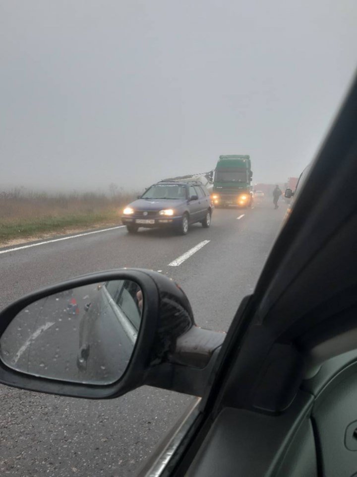 ACCIDENT ÎN LANŢ în raionul Hânceşti. Remorca unui camion, RĂSTURNATĂ (VIDEO/FOTO) 