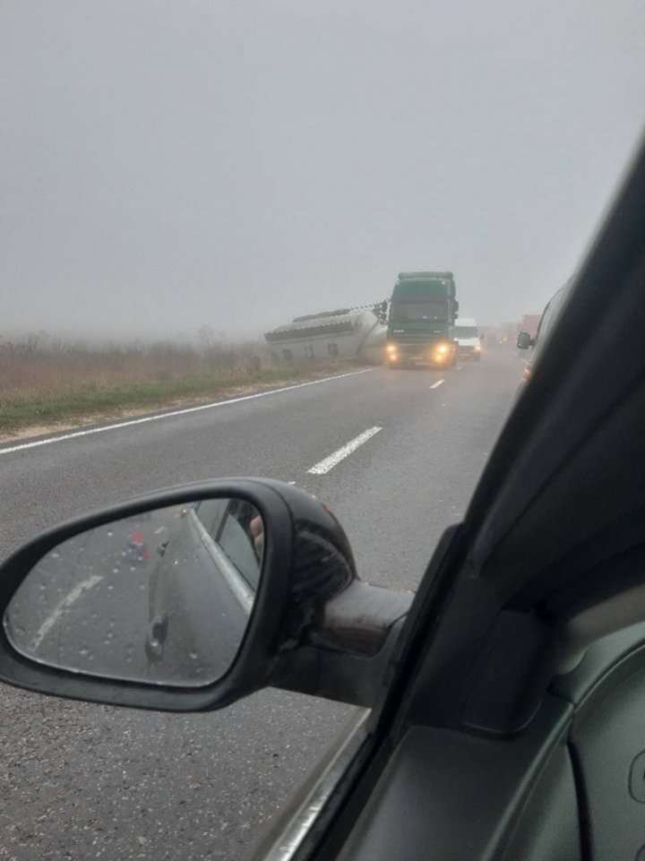 ACCIDENT ÎN LANŢ în raionul Hânceşti. Remorca unui camion, RĂSTURNATĂ (VIDEO/FOTO) 