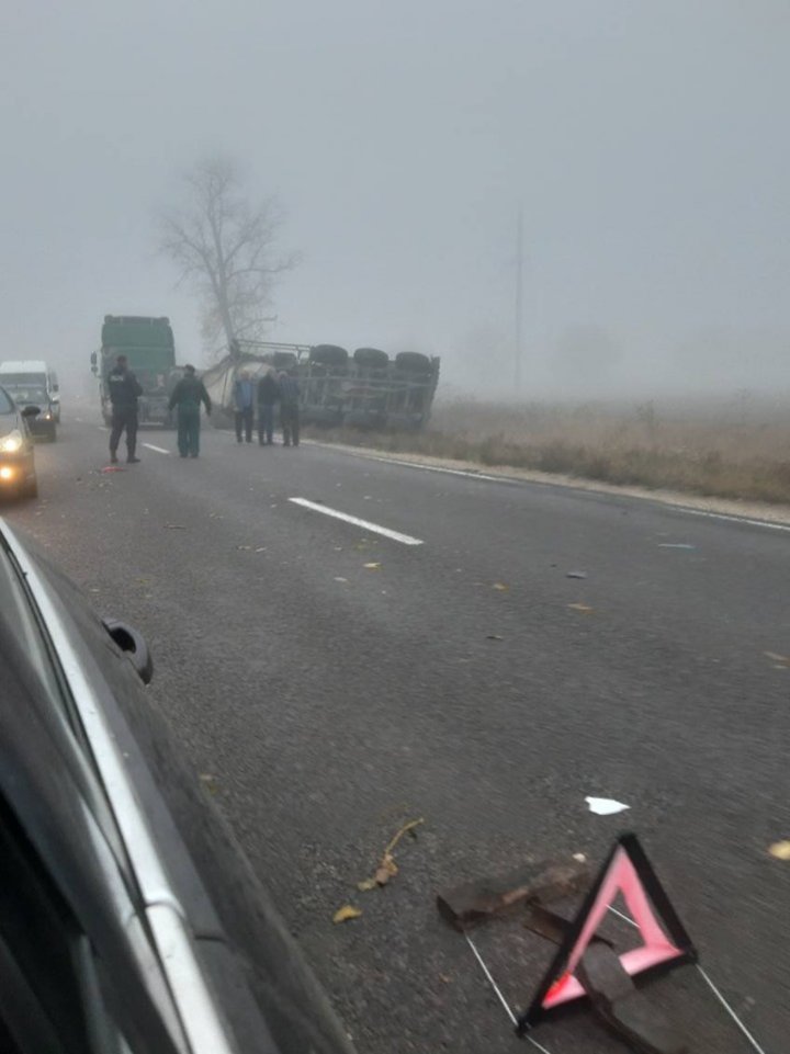 ACCIDENT ÎN LANŢ în raionul Hânceşti. Remorca unui camion, RĂSTURNATĂ (VIDEO/FOTO) 