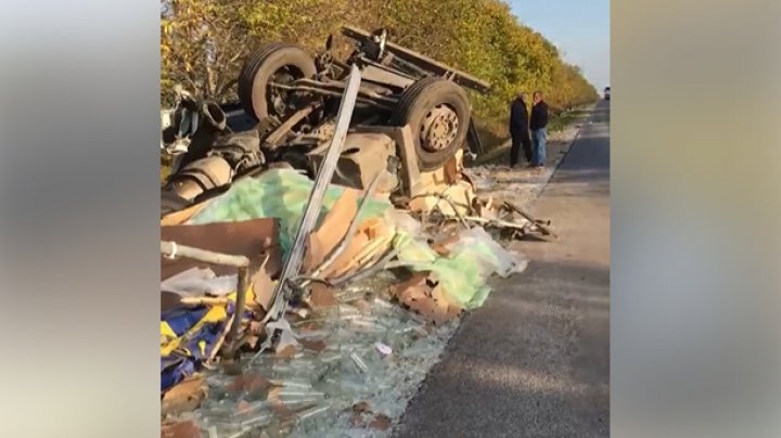 ACCIDENT GRAV la Comrat. Un TIR S-A RĂSTURNAT într-un şanţ. Vehiculul, făcut praf (IMAGINI DE GROAZĂ)