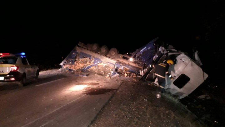 ACCIDENT GRAV la Comrat. Un TIR S-A RĂSTURNAT într-un şanţ. Vehiculul, făcut praf (IMAGINI DE GROAZĂ)