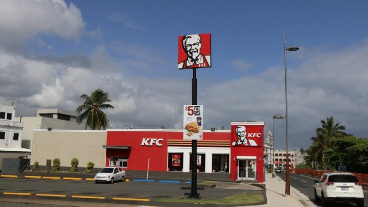 Alertă ALIMENTARĂ: Gheața folosită de KFC în băuturi conține BACTERII PERICULOASE