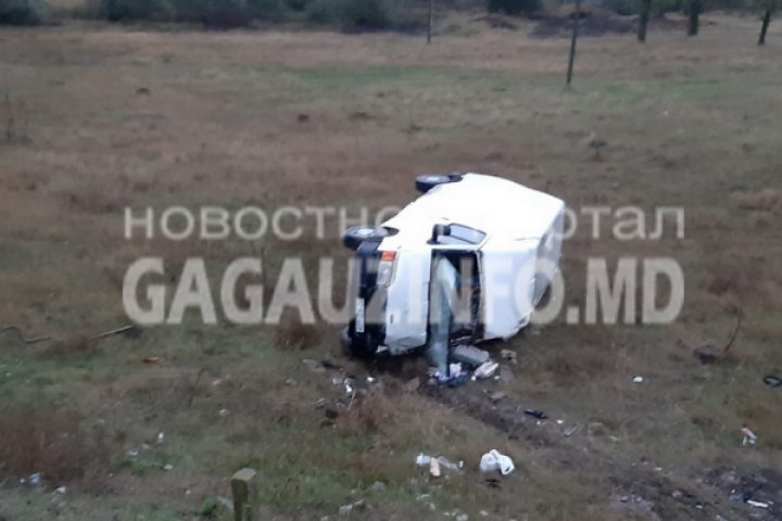 ACCIDENT GRAV la Comrat. Un microbuz s-a răsturnat şi a ajuns în şanţ (FOTO)