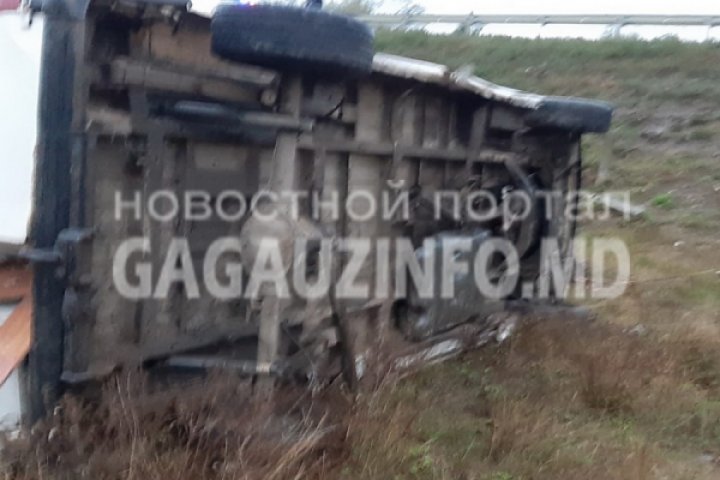 ACCIDENT GRAV la Comrat. Un microbuz s-a răsturnat şi a ajuns în şanţ (FOTO)