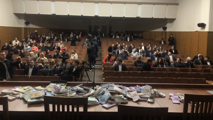 Recidivistul Pavel Grigorciuc sare la gâtul judecătorilor. A venit la Adunarea Generală cu un sac de bani falşi (FOTO)