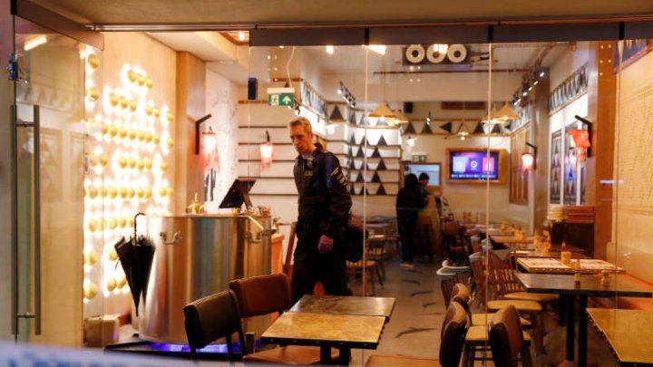 Serviciile de urgenţă britanice investighează o posibilă răspândire a unei substanţe toxice pe o arteră comercială în centrul Londrei 