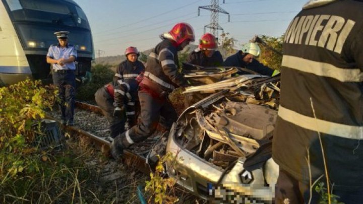 O maşină, lovită violent de un tren: Două persoane au murit