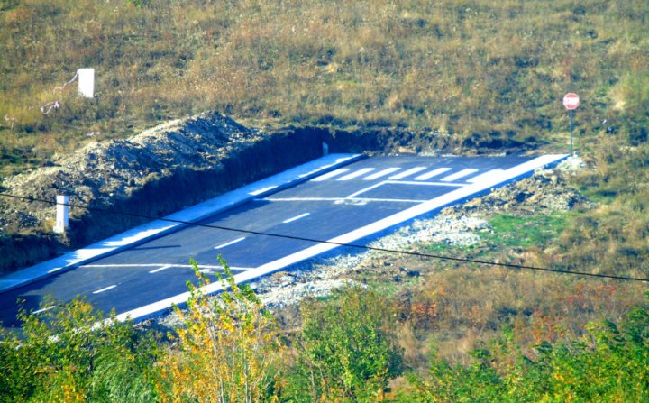 De râs şi de plâns. În România a fost asfaltată o stradă care se termină în câmp (FOTO)