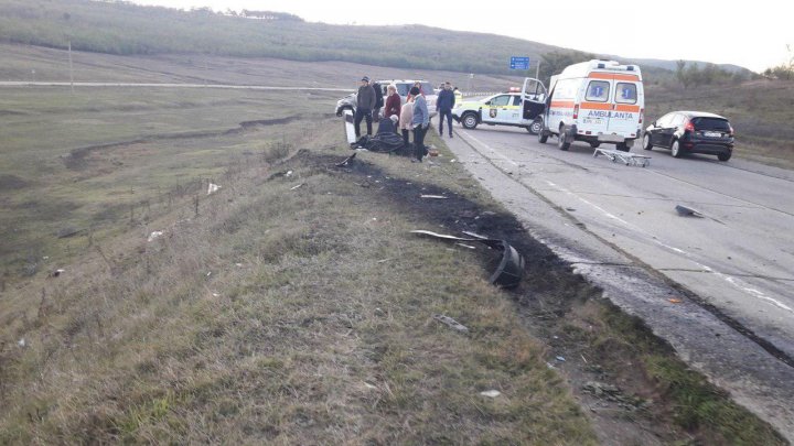 ACCIDENT GRAV la Teleneşti. Un microbuz cu pasageri s-a lovit violent cu un automobil. Sunt VICTIME (FOTO/VIDEO)