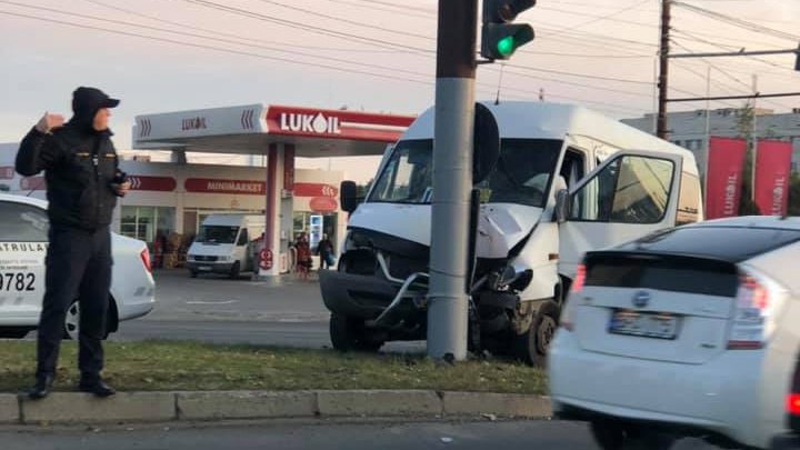 ACCIDENT GRAV în Capitală. O maşină a intrat în plin într-un microbuz de pe linia 108. SUNT RĂNIŢI (FOTO)