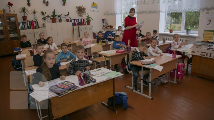 Ziua Profesorului, sărbătorită în toată ţara. Vezi de ce surprize au avut parte (FOTOREPORT)