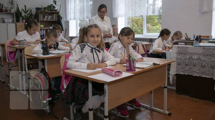 Ziua Profesorului, sărbătorită în toată ţara. Vezi de ce surprize au avut parte (FOTOREPORT)