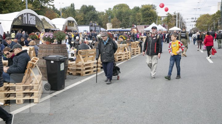 Cea de-a 18-a ediţie a Zilei Naţionale a Vinului. Mii de moldoveni şi turişti s-au adunat în Centrul Capitalei să savureze licoarea lui Bacchus (FOTOREPORT)