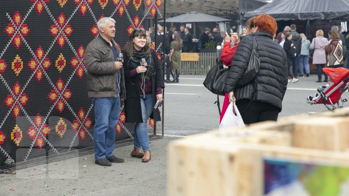 Cea de-a 18-a ediţie a Zilei Naţionale a Vinului. Mii de moldoveni şi turişti s-au adunat în Centrul Capitalei să savureze licoarea lui Bacchus (FOTOREPORT)