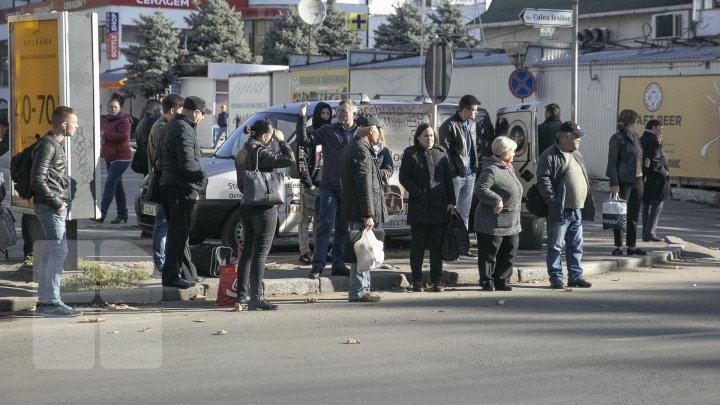 Protestul transportatorilor: Mai multe curse de microbuze, ANULATE. Oamenii, nevoiţi să circule cu taxiul sau maşinile de ocazie (FOTO)