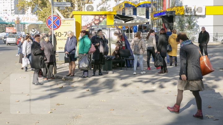 Protestul transportatorilor: Mai multe curse de microbuze, ANULATE. Oamenii, nevoiţi să circule cu taxiul sau maşinile de ocazie (FOTO)