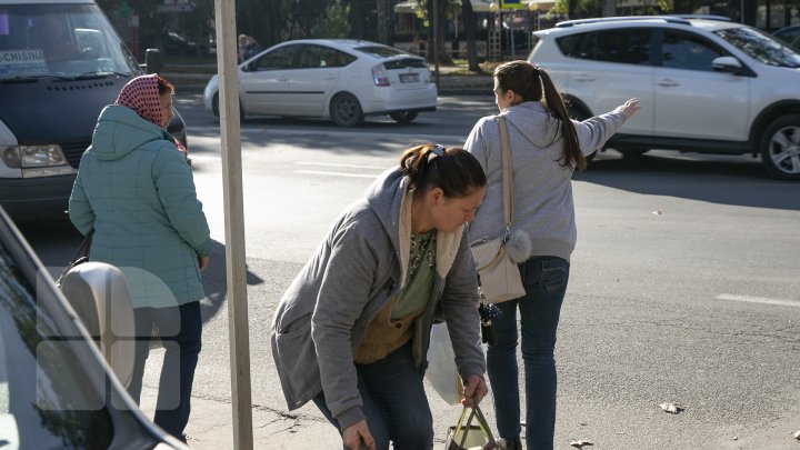 Protestul transportatorilor: Mai multe curse de microbuze, ANULATE. Oamenii, nevoiţi să circule cu taxiul sau maşinile de ocazie (FOTO)