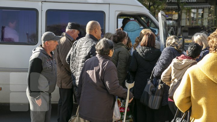 Protestul transportatorilor: Mai multe curse de microbuze, ANULATE. Oamenii, nevoiţi să circule cu taxiul sau maşinile de ocazie (FOTO)