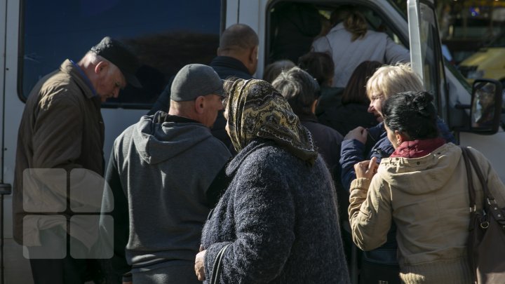 Protestul transportatorilor: Mai multe curse de microbuze, ANULATE. Oamenii, nevoiţi să circule cu taxiul sau maşinile de ocazie (FOTO)