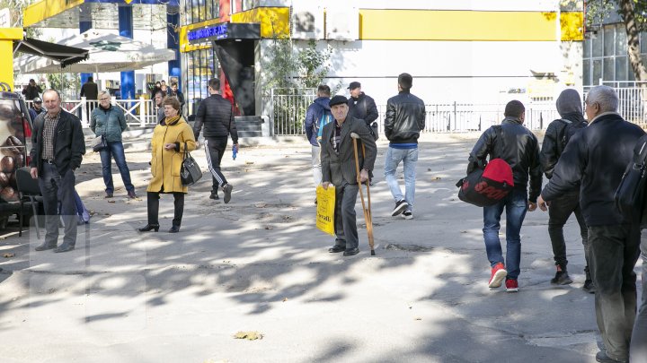 Protestul transportatorilor: Mai multe curse de microbuze, ANULATE. Oamenii, nevoiţi să circule cu taxiul sau maşinile de ocazie (FOTO)