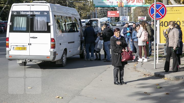 Protestul transportatorilor: Mai multe curse de microbuze, ANULATE. Oamenii, nevoiţi să circule cu taxiul sau maşinile de ocazie (FOTO)