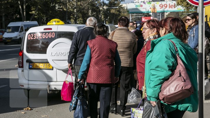 Protestul transportatorilor: Mai multe curse de microbuze, ANULATE. Oamenii, nevoiţi să circule cu taxiul sau maşinile de ocazie (FOTO)