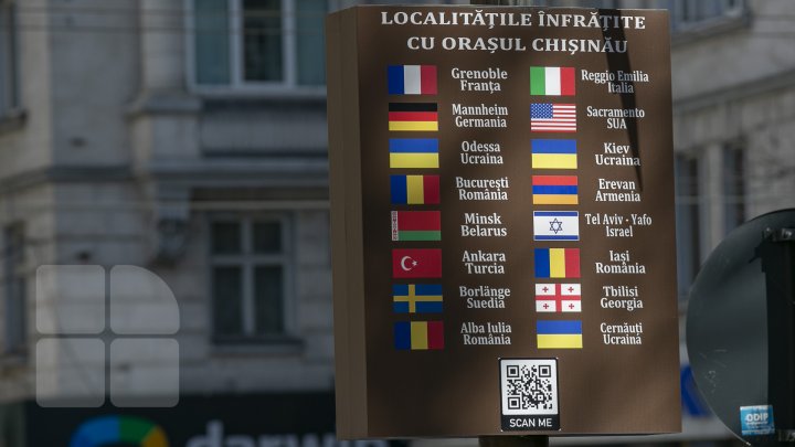 În Chişinău a fost inaugurat un pilon informativ cu denumirea orașelor înfrățite (FOTO)