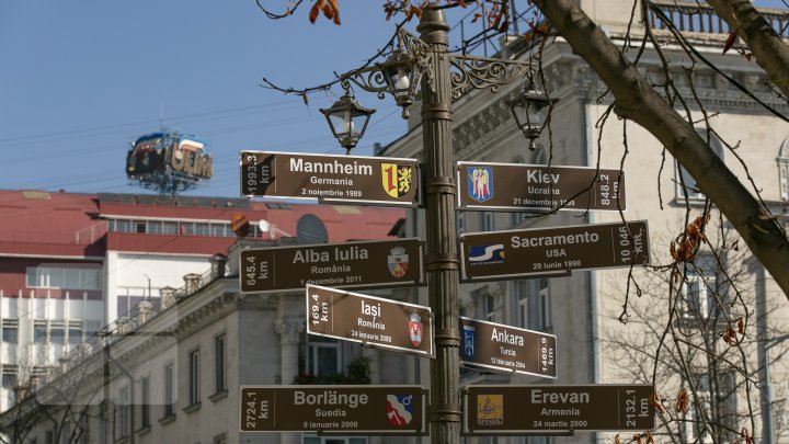 În Chişinău a fost inaugurat un pilon informativ cu denumirea orașelor înfrățite (FOTO)