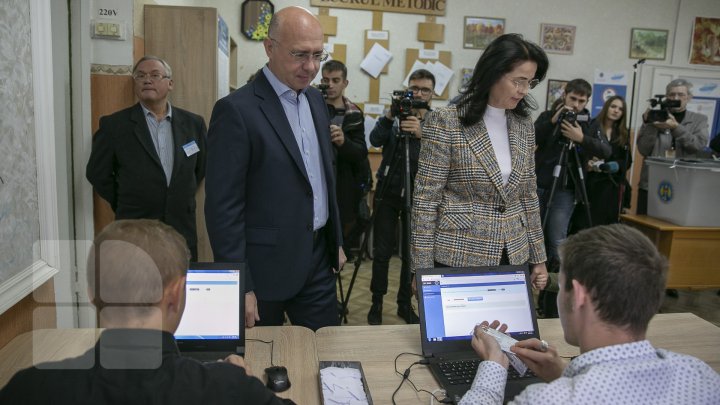 Pavel Filip și-a exercitat dreptul la vot: Am votat pentru o echipă care să susţină primarul şi proiectele investiţionale în oraşul Chişinău (FOTO, VIDEO)