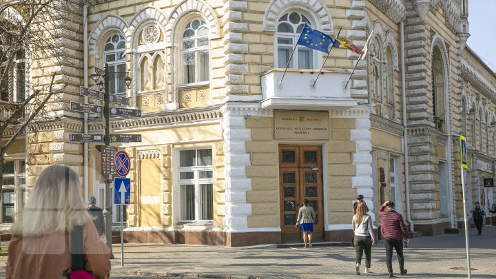 În aşteptarea gospodarului, Primăria Capitalei se dărâmă (FOTOREPORT)