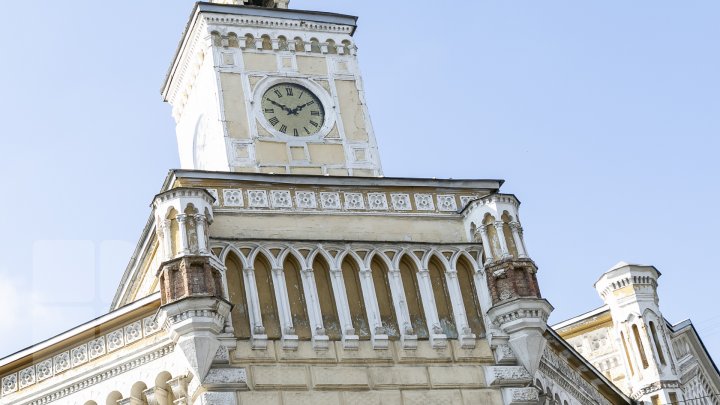 În aşteptarea gospodarului, Primăria Capitalei se dărâmă (FOTOREPORT)