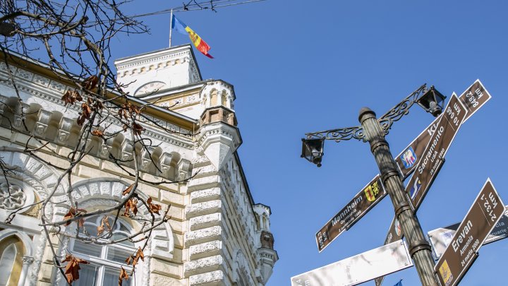 În aşteptarea gospodarului, Primăria Capitalei se dărâmă (FOTOREPORT)