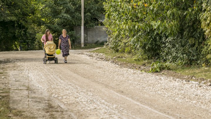 Femeile din satele Moldovei. Imagini de colecţie despre viaţa lor 
