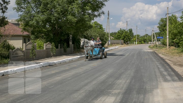 Femeile din satele Moldovei. Imagini de colecţie despre viaţa lor 