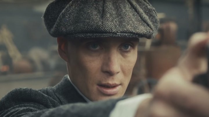 Marea Britanie: Serialele "Fleabag" şi "Peaky Blinders" au determinat creşterea vânzărilor de combinezoane şi şepci retro