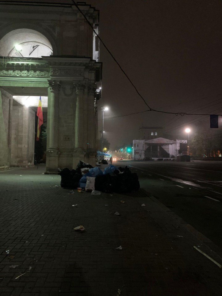 DEZASTRU în PMAN după Hramul Chişinăului. Moldovenii au lăsat în urma lor tone de gunoi (FOTO)