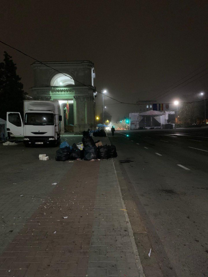 DEZASTRU în PMAN după Hramul Chişinăului. Moldovenii au lăsat în urma lor tone de gunoi (FOTO)