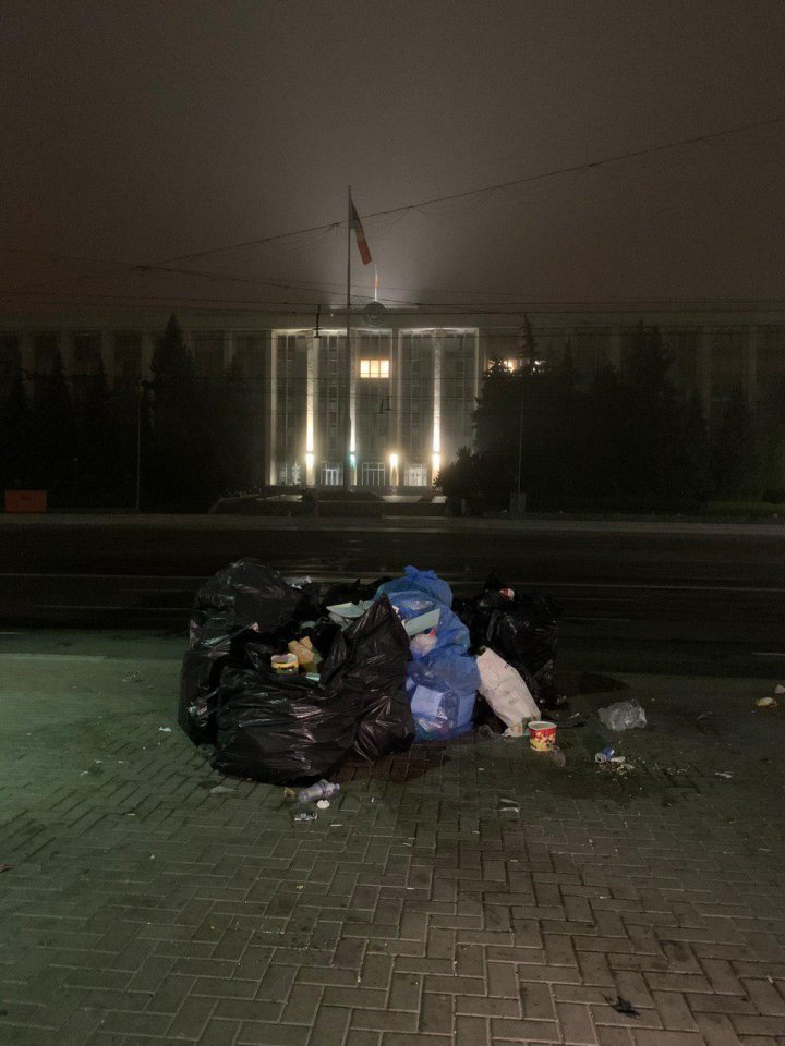 DEZASTRU în PMAN după Hramul Chişinăului. Moldovenii au lăsat în urma lor tone de gunoi (FOTO)