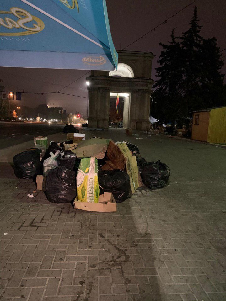 DEZASTRU în PMAN după Hramul Chişinăului. Moldovenii au lăsat în urma lor tone de gunoi (FOTO)