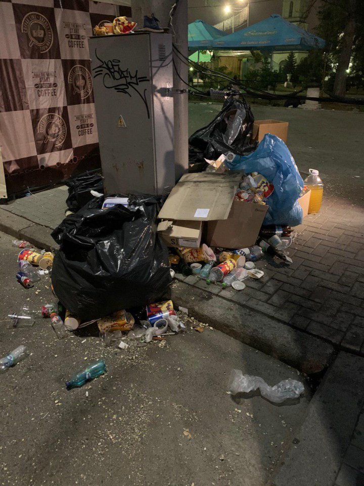 DEZASTRU în PMAN după Hramul Chişinăului. Moldovenii au lăsat în urma lor tone de gunoi (FOTO)